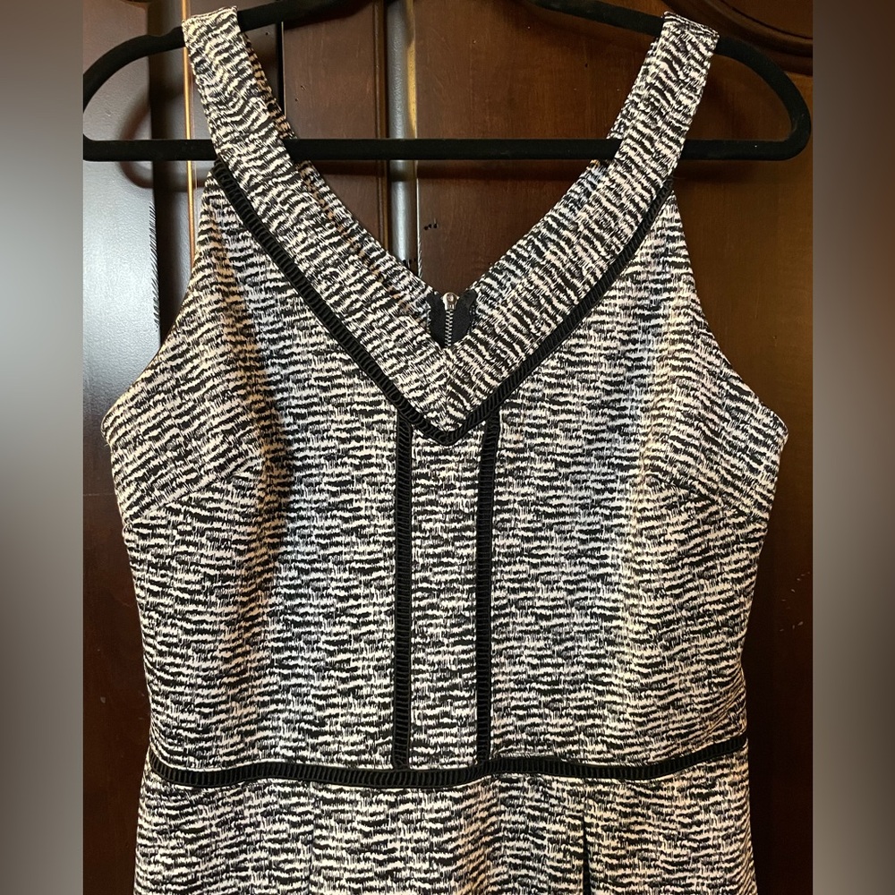 Elegant Black and White Sleeveless Dress - Picture 2 of 9